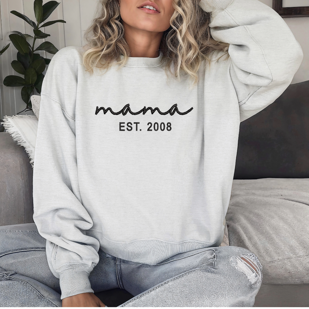 Motherhood Chic : Sweat-shirts brodés Mama Script - Poitrine complète