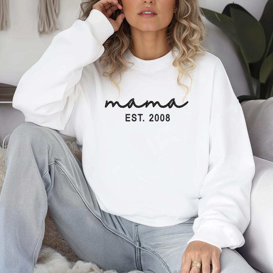 Motherhood Chic : Sweat-shirts brodés Mama Script - Poitrine complète