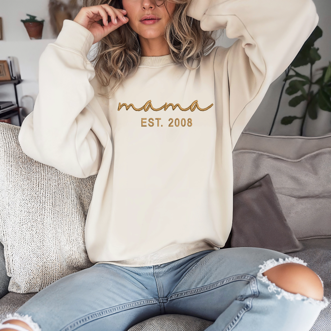 Motherhood Chic : Sweat-shirts brodés Mama Script - Poitrine complète