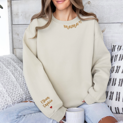 Mom Life Champion Crewneck : Personnalisé brodé « Mama » - Col incurvé