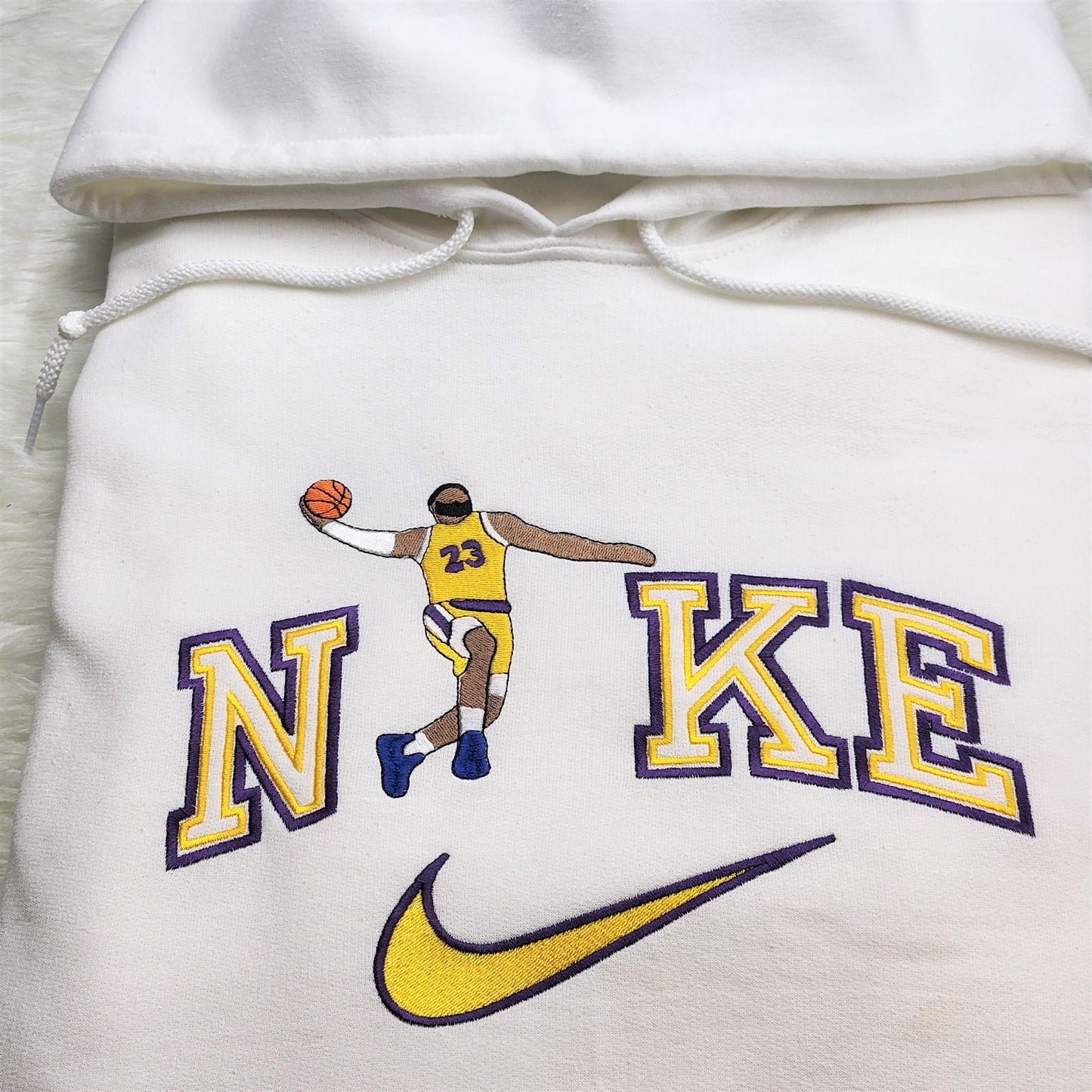 Sweat-shirt brodé personnalisé inspiré de LeBron James : canalisez la grandeur avec style !